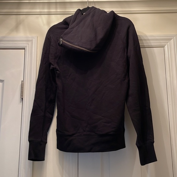Uniqlo Hoodie with Oversized Pockets and Zippered Hood - Picture 4 of 6